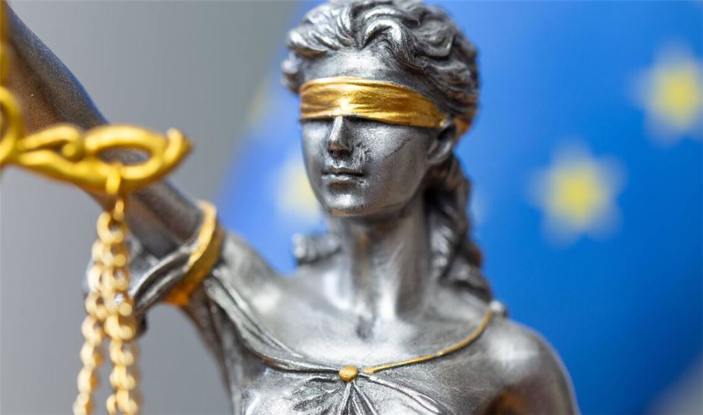 Am Amtsgericht München hat ein Prozess gegen zwei Gefängnismitarbeiter begonnen (Symbolbild).