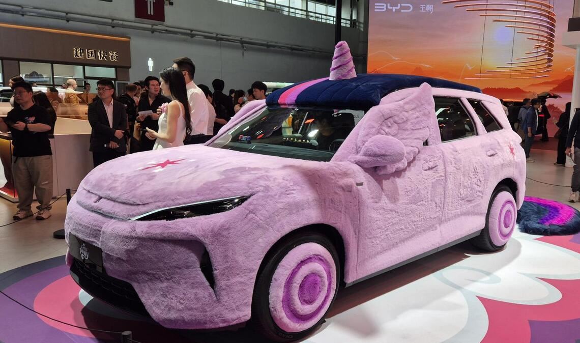 Am BYD-Stand ist unter anderem dieses Modell im Plüschtier-Look sowie mit Flügeln und Einhorn zu finden. Darstellen soll der verkleidete Elektro-SUV offenbar eine Figur aus „My Little Pony“, einer Serie von Spielzeugponys.