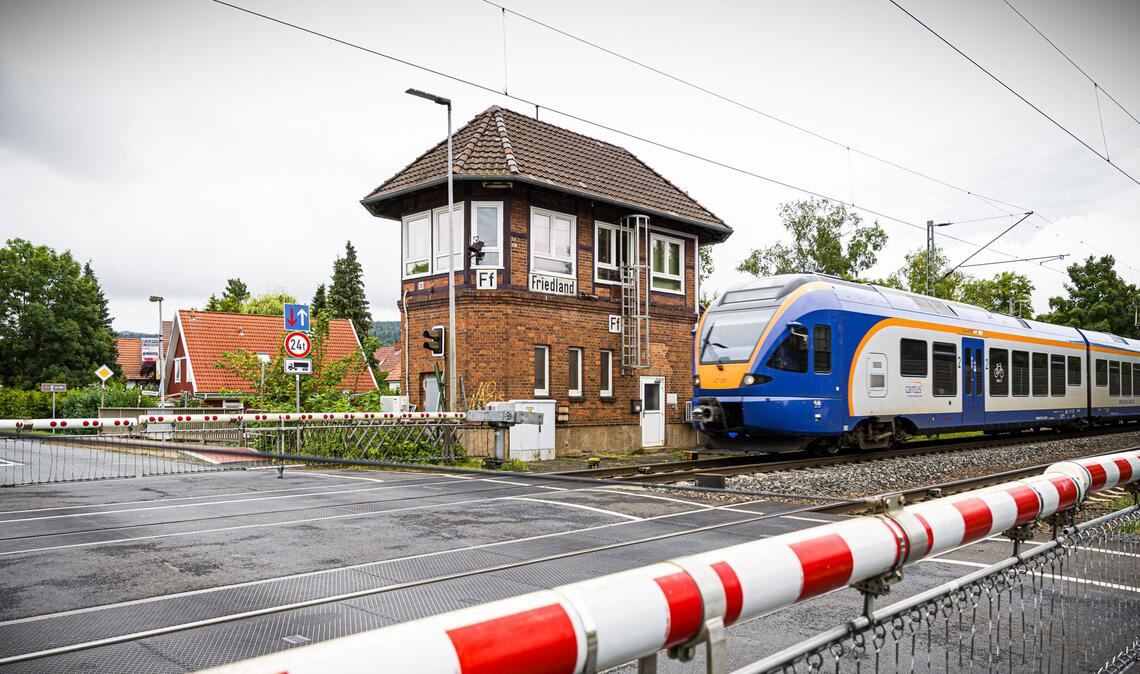 Mädchen vor Zug geschubst? Mann kommt in Psychiatrie Am Bahnhof Friedland ist eine 16-Jährige gestorben. (Archivbild)
