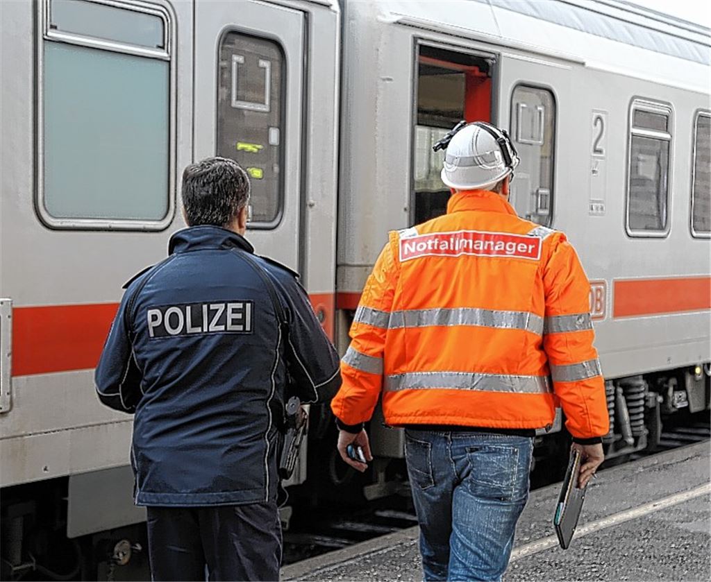 Am Bahnhof Mühlacker herrscht nach dem Schienensturz eine Weile Stillstand. 
