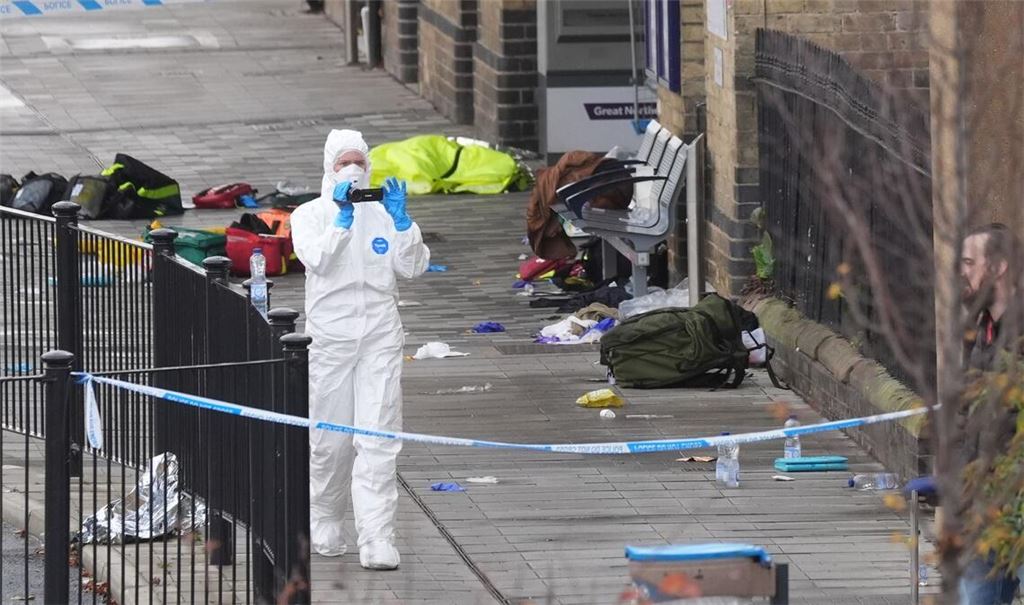 Am Bahnhof der Stadt Huntingdon dauern die Ermittlungen an.