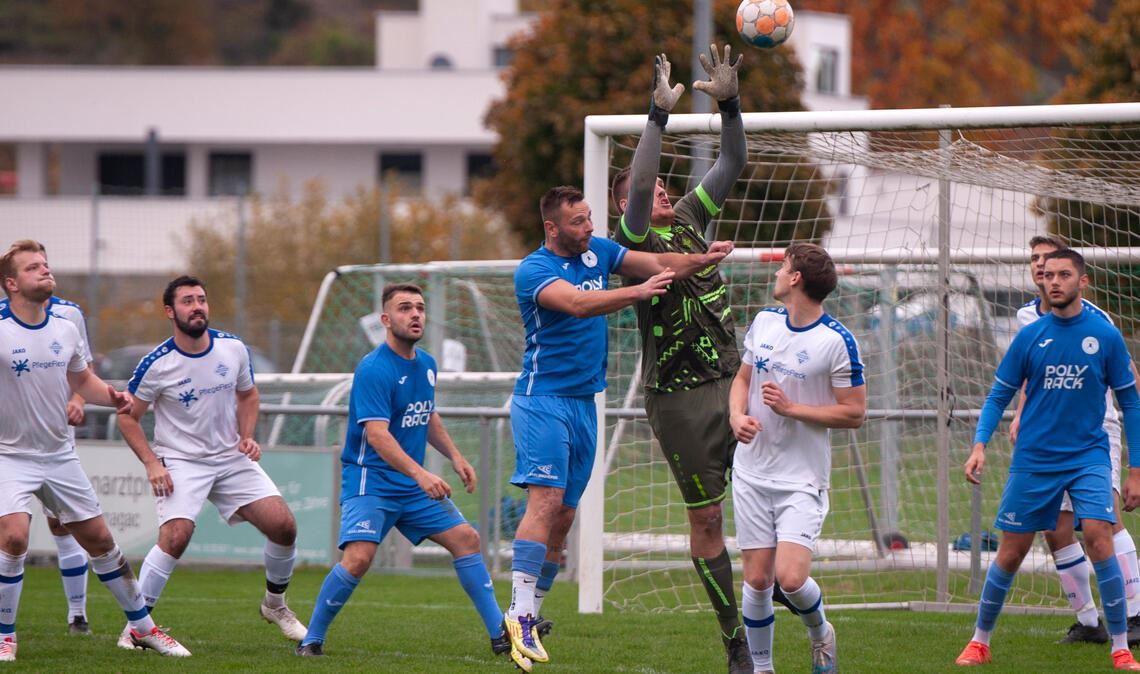 Am Ball ist hier Viktoria-Torwart Bastian Voges zu sehen, der seinen Kasten mehr als 90 Minuten lang sauber hält - bis in der Nachspielzeit ein Sonntagsschuss hinter ihm einschlägt. Foto: Fotomoment