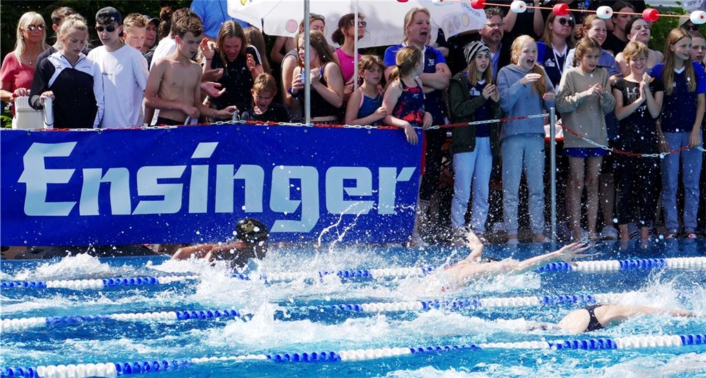 Am Beckenrand feuern die Zuschauer die Schwimmer an. Fotos: Roth