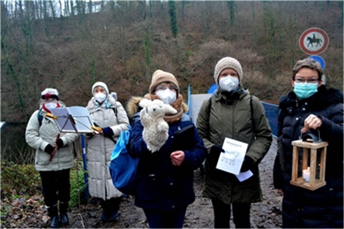 Am Beginn eines ganz besonderen Gottesdienstes: die Flötenspielerinnen Carmen Mitsch (v.li.) und Martina Heugel-Schell, Pfarrerin Gabriele Sauer sowie die Kirchengemeinderätinnen Diana König und Hannelore Alsfeld-Seibel. Foto: Stahlfeld