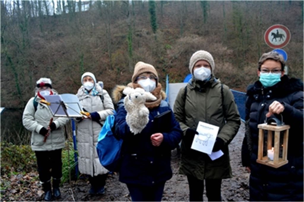 Am Beginn eines ganz besonderen Gottesdienstes: die Flötenspielerinnen Carmen Mitsch (v.li.) und Martina Heugel-Schell, Pfarrerin Gabriele Sauer sowie die Kirchengemeinderätinnen Diana König und Hannelore Alsfeld-Seibel. Foto: Stahlfeld