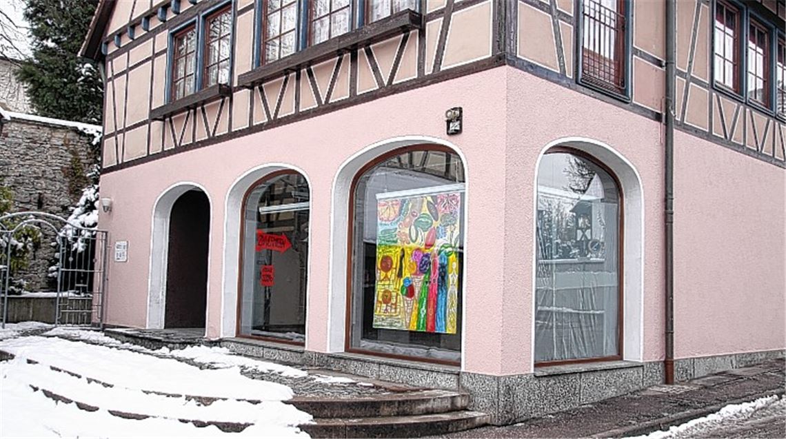 Am Bischofs-Wurm-Platz in Dürrmenz hatte sechs Jahre lang ein Schlecker geöffnet. Jetzt prangt ein Schild „Zu vermieten“ an der einstigen Ladentür.
