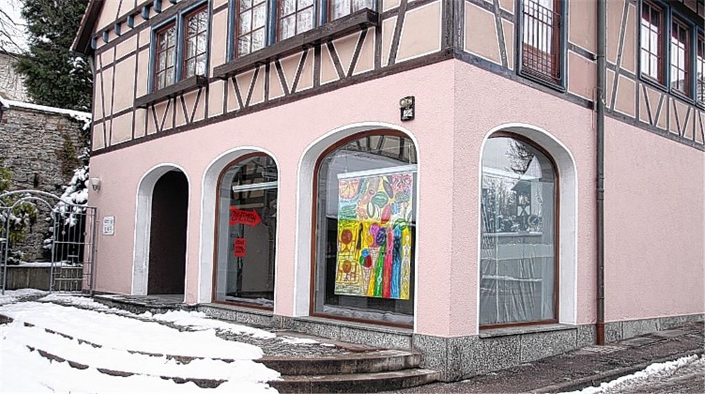 Am Bischofs-Wurm-Platz in Dürrmenz hatte sechs Jahre lang ein Schlecker geöffnet. Jetzt prangt ein Schild „Zu vermieten“ an der einstigen Ladentür.