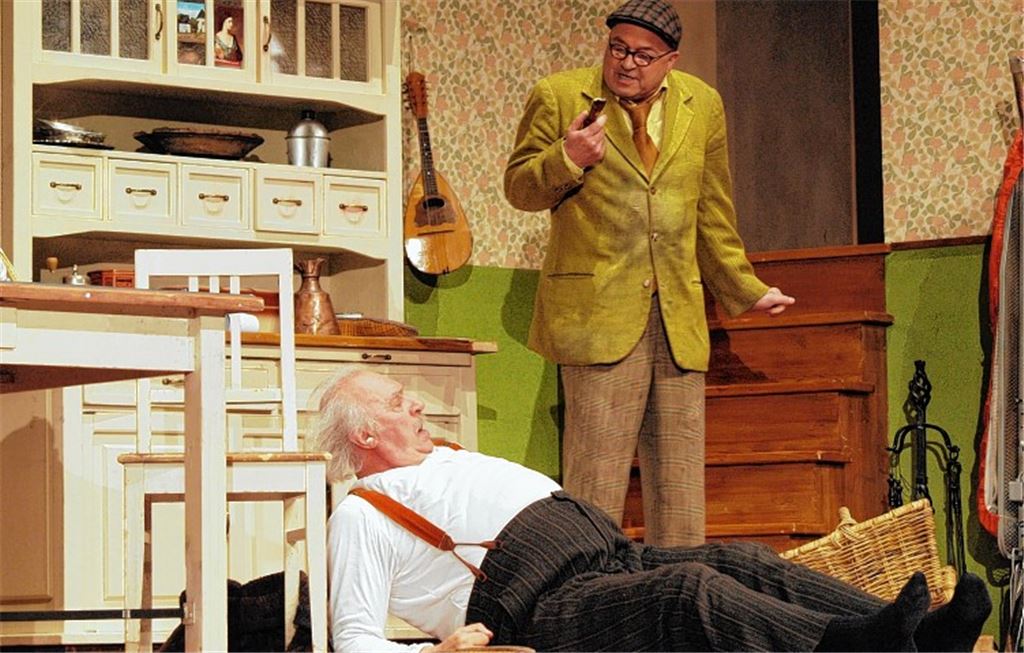 Am Boden: Darry (Achim Wolff) ist der Spaß vergangen. Barry (Florian Martens) staunt.