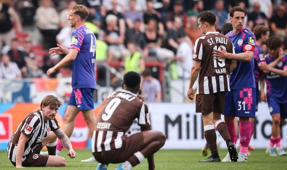 Am Boden: Der FC St. Pauli nach dem 1:2 gegen Mainz 05.