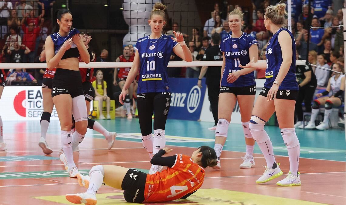 Am Boden: Libera Yurika Bamba und die Stuttgarter Volleyballerinnen.