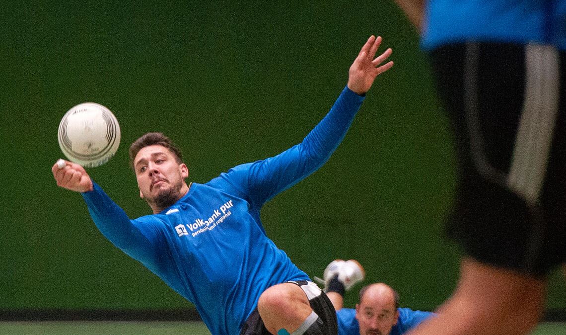 Am Boden, aber nicht machtlos: Enzbergs Faustballer bieten Bietigheim Paroli und siegen zweimal beim Saisonauftakt. Fotos: Fotomoment