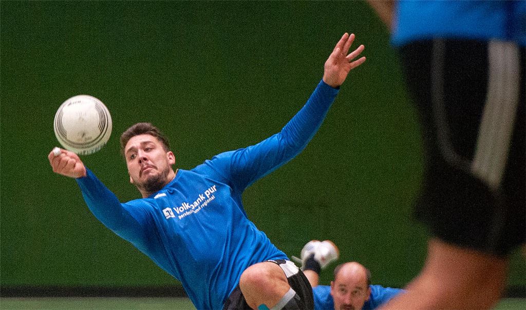 Am Boden, aber nicht machtlos: Enzbergs Faustballer bieten Bietigheim Paroli und siegen zweimal beim Saisonauftakt. Fotos: Fotomoment