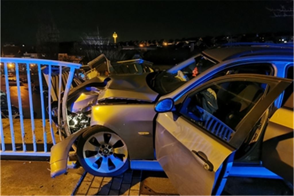 Am Brückengeländer endet am Dienstagabend eine Autofahrt in Mühlacker. Foto: Recken