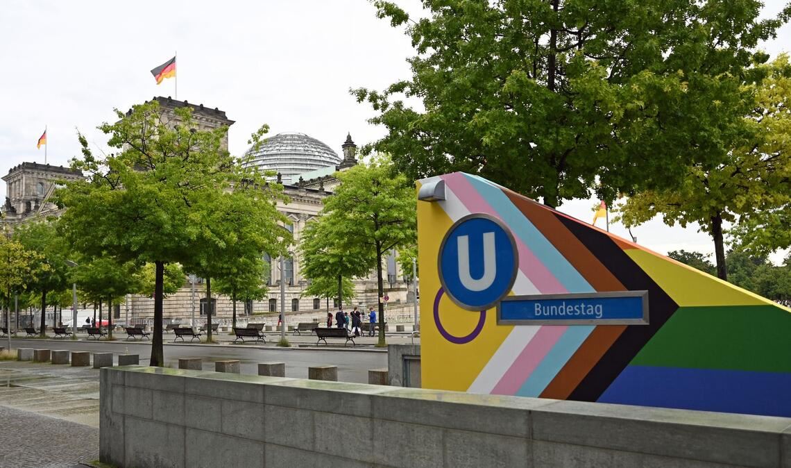 Am Bundestag sollte die Regenbogenflagge zum Berliner Christopher Street Day diesmal nicht wehen - der U-Bahnhof daneben war dagegen bunt. (Archivbild)