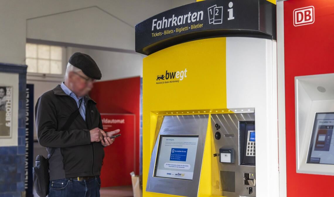 Am Bwegt-Fahrkartenautomat im Bahnhof Tübingen gibt es Bahntickets für Fahrten innerhalb des lokalen Verbundes – in der App der Deutschen Bahn nicht.