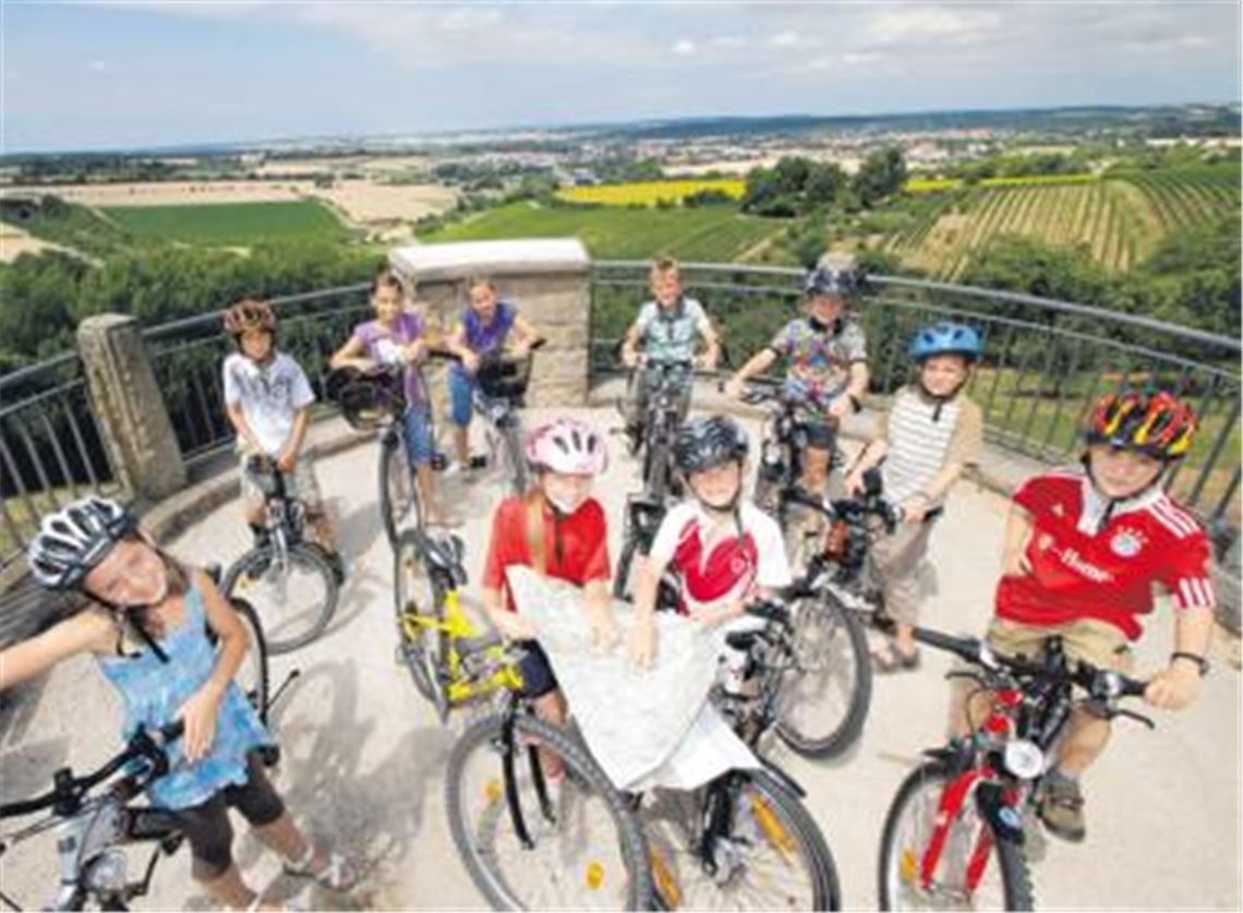 Am Derdinger Horn schauen sich Kinder der Strombergschule Oberderdingen die neue Radkarte an.
Foto: Tilo Keller