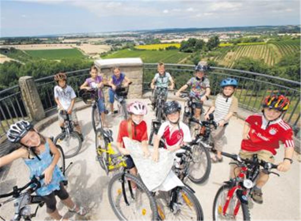 Am Derdinger Horn schauen sich Kinder der Strombergschule Oberderdingen die neue Radkarte an.
Foto: Tilo Keller