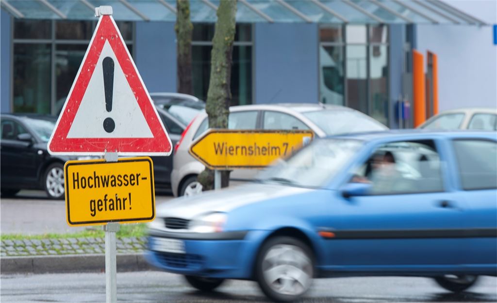 Am Dienstag hat in Dürrmenz ein Schild auf eine etwaige Hochwassergefahr hingewiesen. Foto: vh