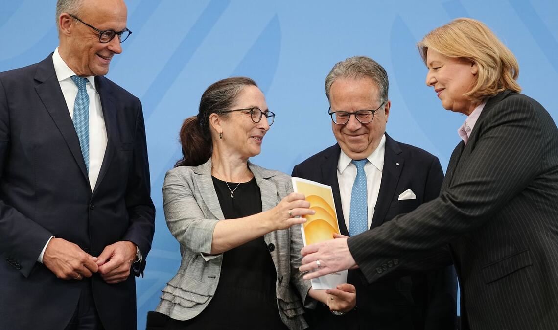 Am Dienstag hatte die Rentenkommission der Regierung 33 Empfehlungen übergeben - und die will sie vollständig umsetzen. (Archivbild)