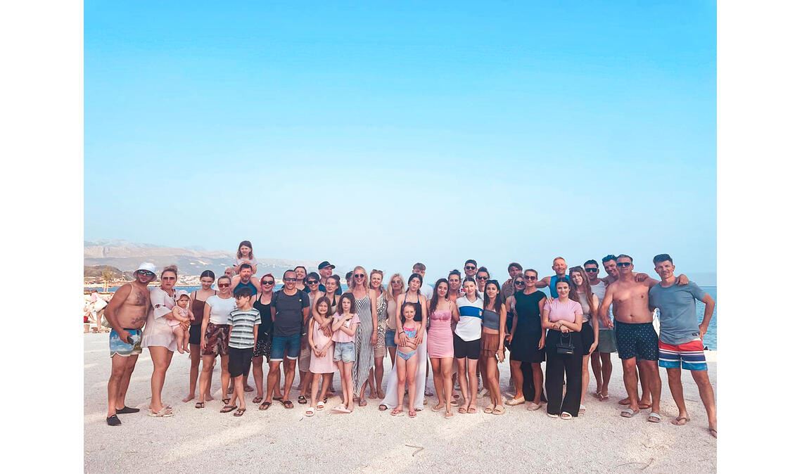 Am Dienstag ist der Großteil der schwäbischen Gäste in Split angekommen, um mit Christian Gruica (re.) am Strand zu feiern. Foto: privat