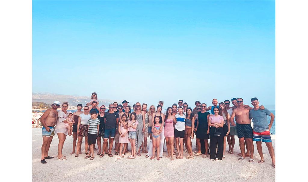Am Dienstag ist der Großteil der schwäbischen Gäste in Split angekommen, um mit Christian Gruica (re.) am Strand zu feiern. Foto: privat