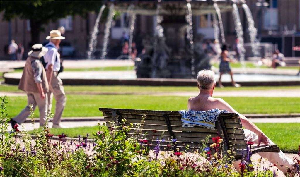 Am Dienstag sollen die Temperaturen auf 29 bis 35 Grad steigen. (Archivbild)