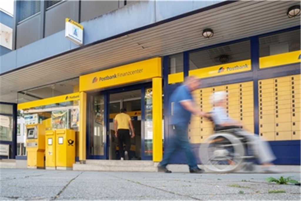 Am Dienstag stehen Kunden der Postbank-Filiale vor verschlossener Tür. Foto: Archiv