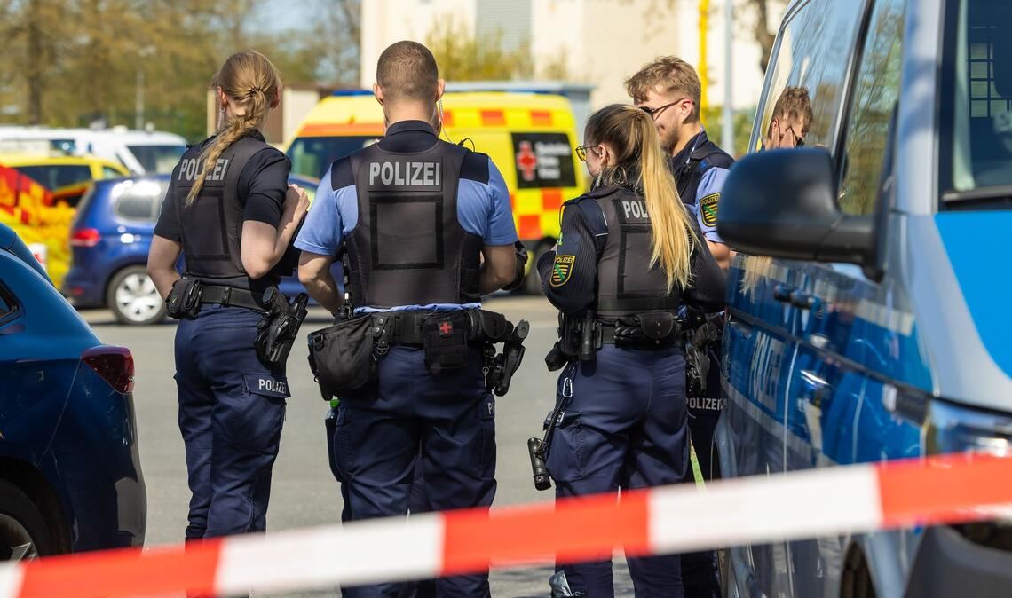 Am Dienstagmittag waren Hinweise auf Schüsse per Notruf eingegangen. Die Polizei ordnete dies den Angaben zufolge als lebensbedrohliche Einsatzlage ein.
