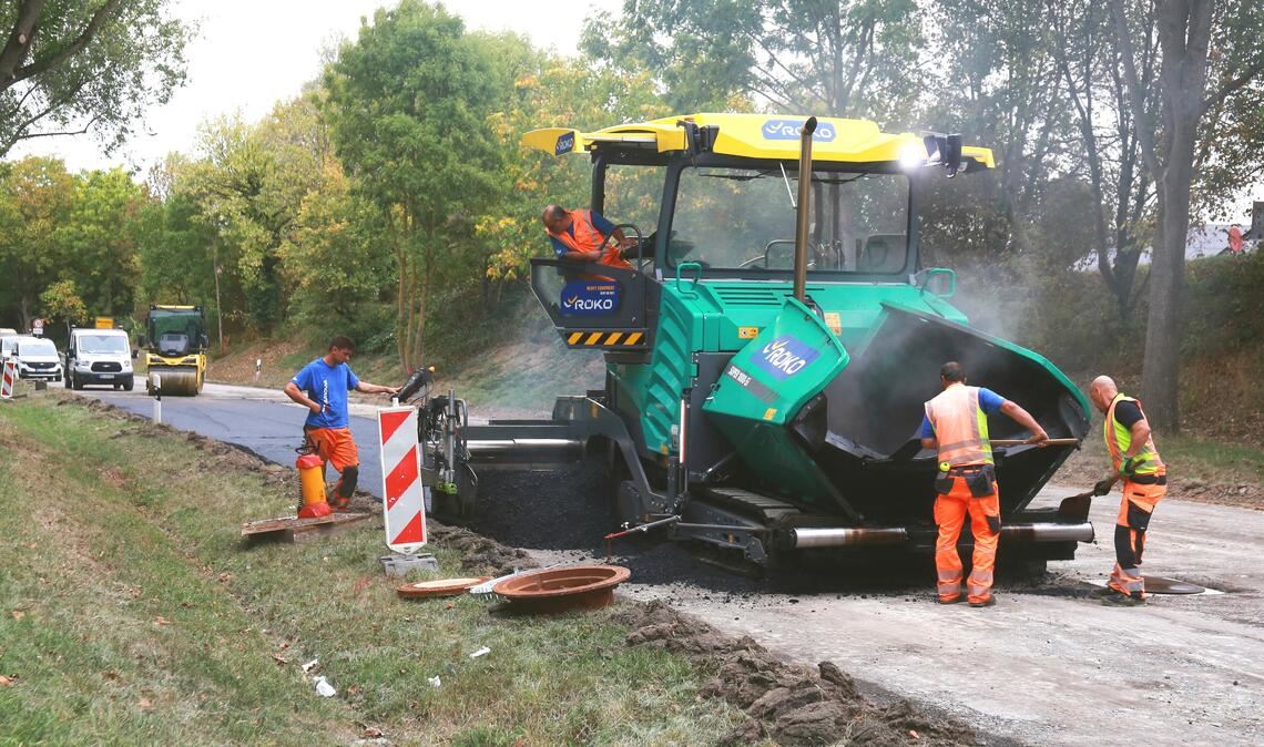 Am Donnerstag steht auf dem vierten Abschnitt der Ortsdurchfahrt-Sanierung der Einbau der Asphalttragschicht an, am Freitag dann der Deckschicht-Einbau. Fotos: Schüller