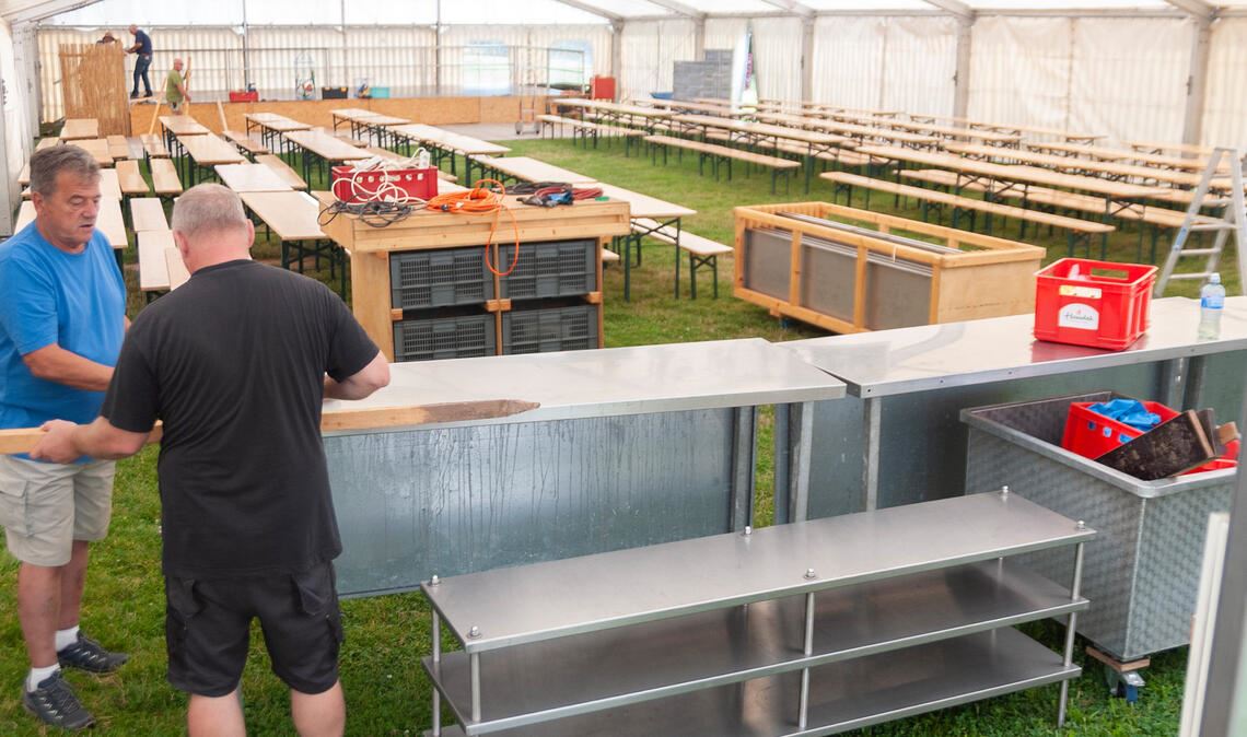 Am Donnerstag – und damit einen Tag vor dem Festbeginn –gibt es in Mühlhausen noch jede Menge zu erledigen. Da die Enztalhalle gesperrt ist, sogar mehr als üblich. Fotos: Fotomoment