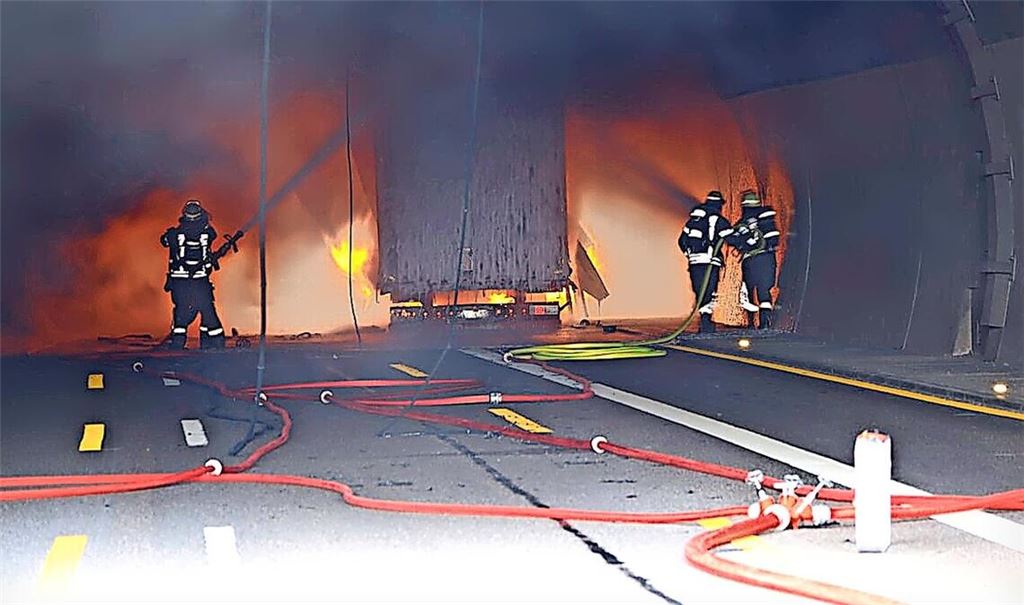 Am Eingang zur Nordröhre des Engelbergtunnels kam das Lkw-Gespann zum Stehen. Das Feuer erzeugte auch schwarze Rauchschwaden, die von Weitem zu sehen waren.