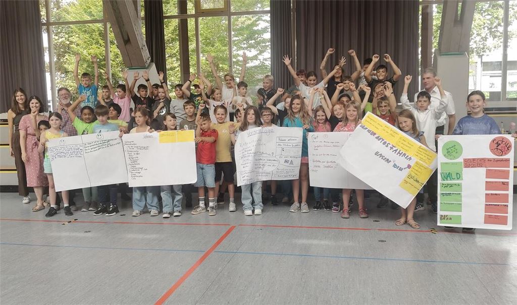 Am Ende der konzentrierten Arbeitsphase bricht ein großer Jubel aus, denn die Drittklässler haben sich intensiv mit Wiernsheim beschäftigt. Fotos: Deeg