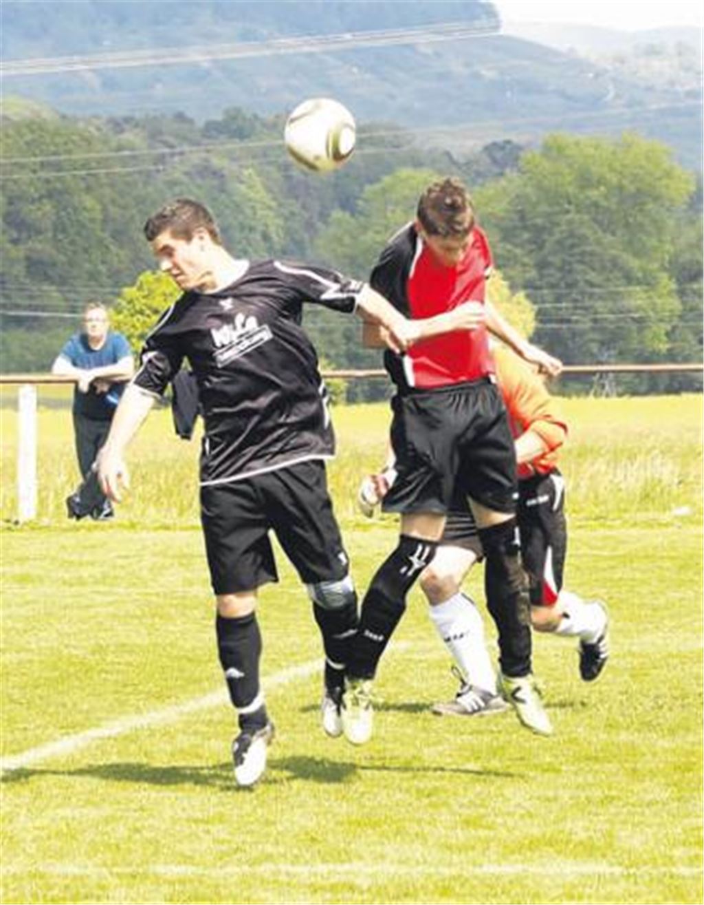 Am Ende der vergangenen Saison entledigte sich der TSV Ötisheim (in Schwarz) mit einem 3:2-Erfolg bei der SG Ölbronn-Dürrn aller Abstiegssorgen. Nun gibt es Gelegenheit zur Revanche. Foto: Appich