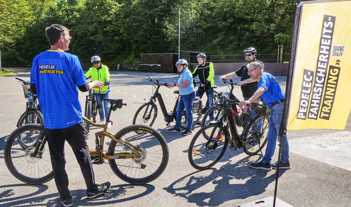 Am Ende des dreistündigen Kurses ist die Erleichterung oft groß: Die Unsicherheit ist weg, wissen die Mitstreiter des RKV Lomersheim, die deshalb in Kooperation mit dem ADAC regelmäßig Trainings auf dem Vereinsgelände anbieten. Foto: Friedrich
