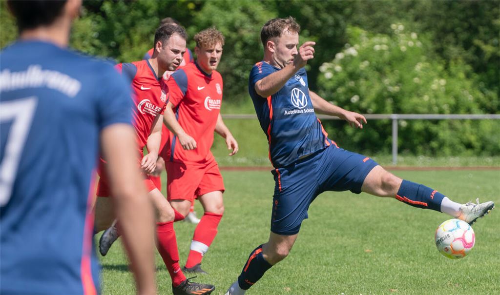 Am Ende heißt es 2:0 für die Maulbronner Fußballer im Spiel gegen den TSV Ötisheim (rote Trikots). Foto: Fotomoment