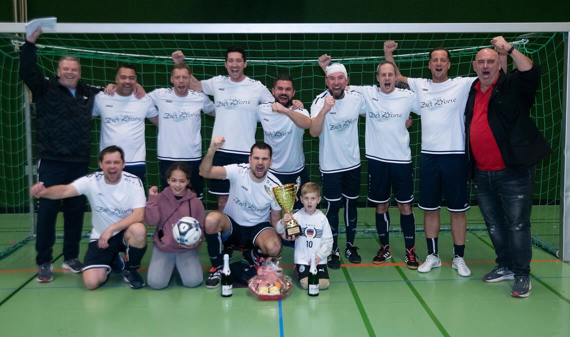 Am Ende jubeln die Ötisheimer über den Sieg beim 22. AH-Hallenstadtpokal.