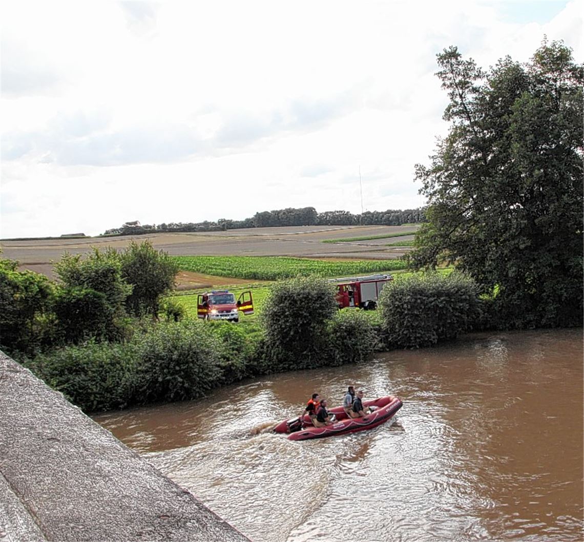Am Ende überwiegt die Erleichterung. Zuvor hatte der Unfall bei einer Kanutour – im Bild rechts unten das geborgene Boot – eine größere Suchaktion an und auf der Enz ausgelöst.