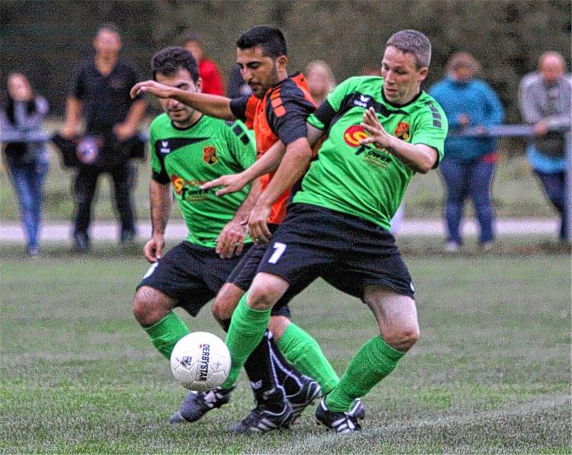 Am Ende wird es noch einmal eng: Doch der Ausgleich gelingt dem Türkischen SV Mühlacker (orange) gegen die Sportfreunde nicht mehr. Foto: Eigner