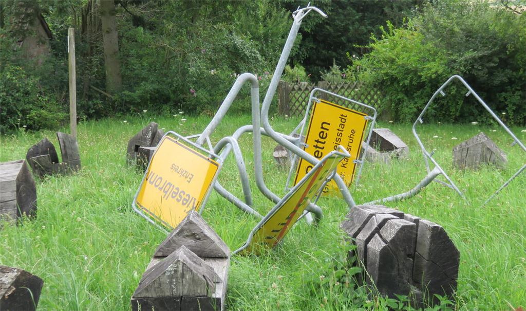 Am Eppinger Linienweg wurde vor Jahren moderne Kunst installiert – hier ein Archivbild des Werks „Zerstörung“. Es bringt, symbolisiert durch verbogene Schilder und verkohlte Häuser, zum Ausdruck, wie stark die Region Ende des 17. Jahrhunderts gelitten hat. Foto: Archiv