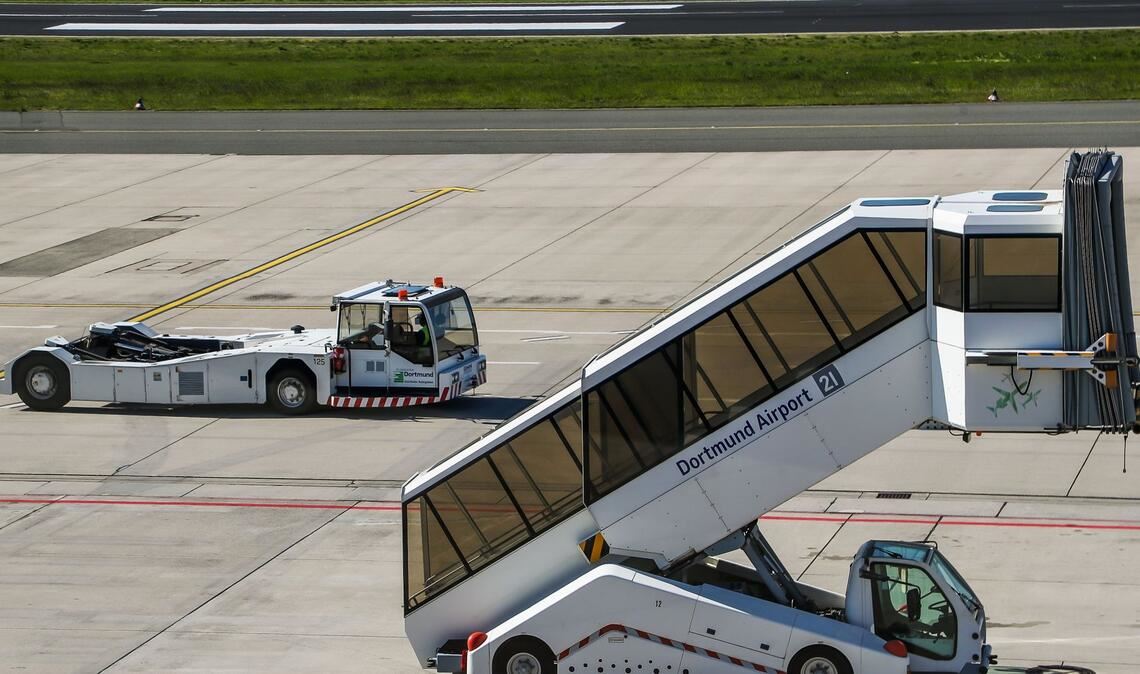 Am Flughafen Dortmund ist ein international gesuchter Mann gefasst worden, der einen anderen erstochen haben soll (Symbolbild).