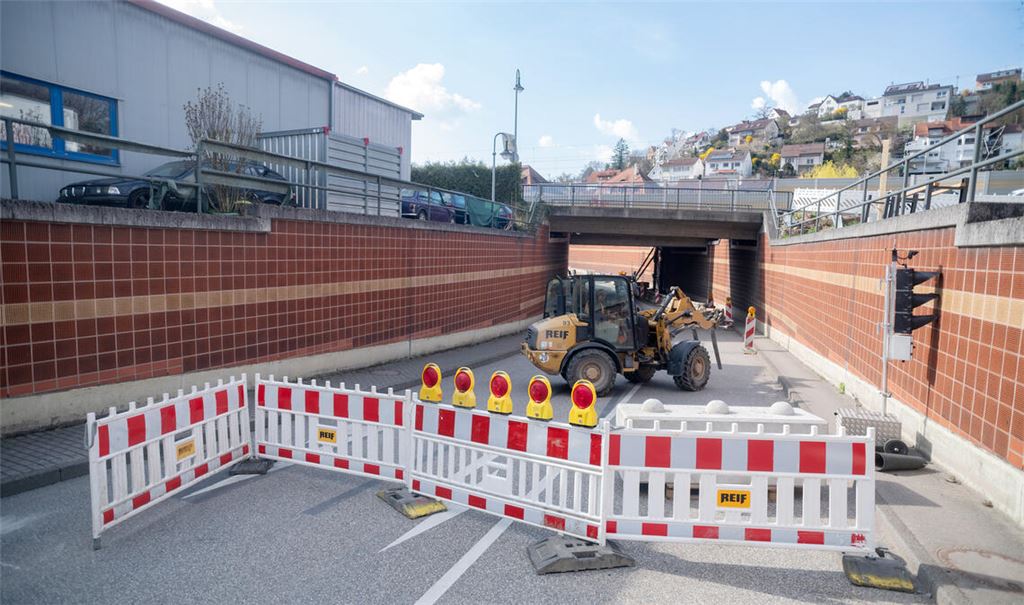 Am Freitag ab 15 Uhr ein Bild aus der Vergangenheit. Auf der Kieselbronner Straße kann der Verkehr wieder ungehindert rollen. Foto: Archiv
