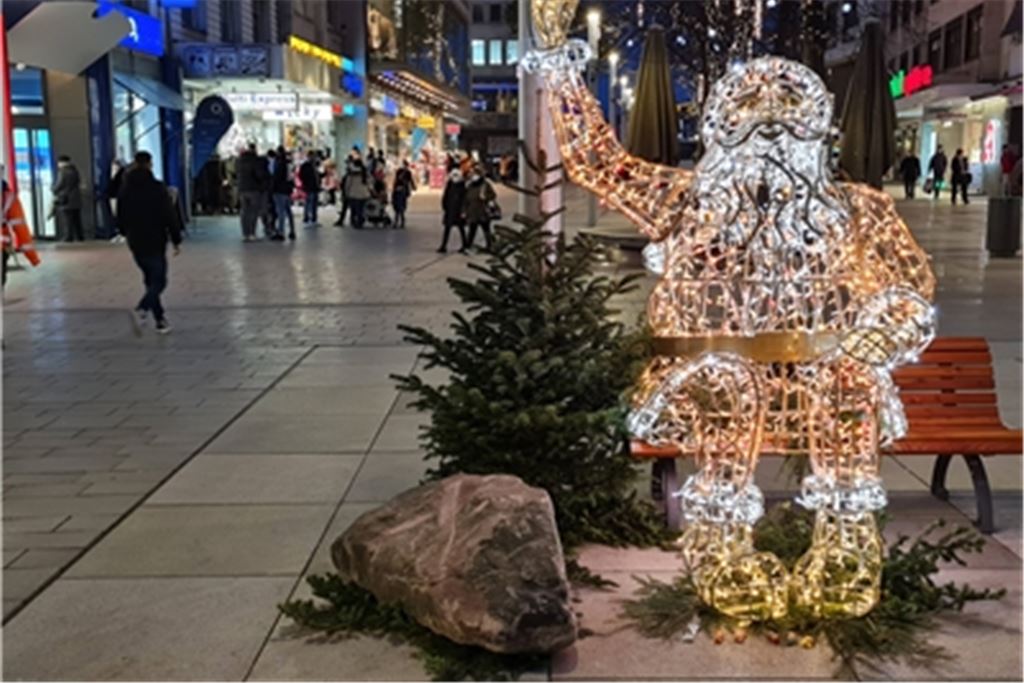 Am Freitag herrscht noch spät am Abend Leben in der Fußgängerzone Pforzheims. Das wird während der nächtlichen Ausgangssperre, die von Samstag an bis zunächst 14. Dezember gilt, anders sein. Foto: 7aktuell