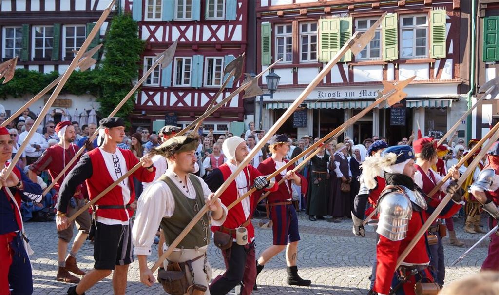 Am Freitagabend hat sich Bretten für den Kampf gerüstet. Zumindest steht der Tag unter diesem Motto. Fotos: Roller