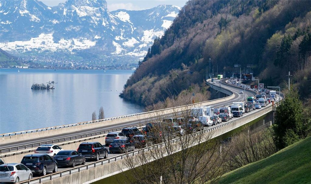 Am Gotthardtunnel ist zu Stoßzeiten stundenlange Geduld nötig. (Archivbild)