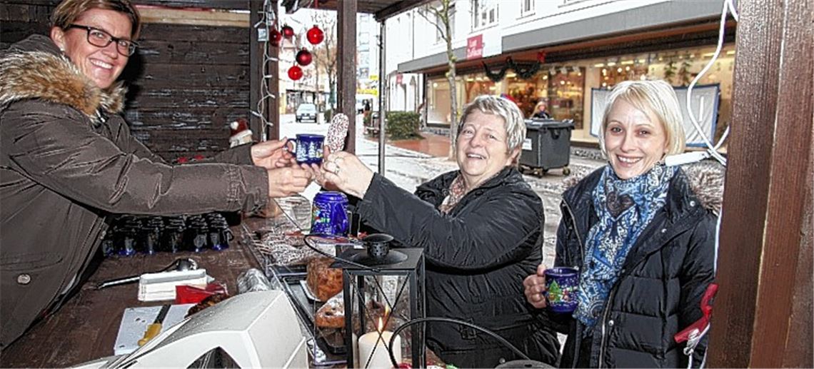 Am „Hüttle vor dem Café 19“ genießen Besucher Glühwein und Leckereien. 