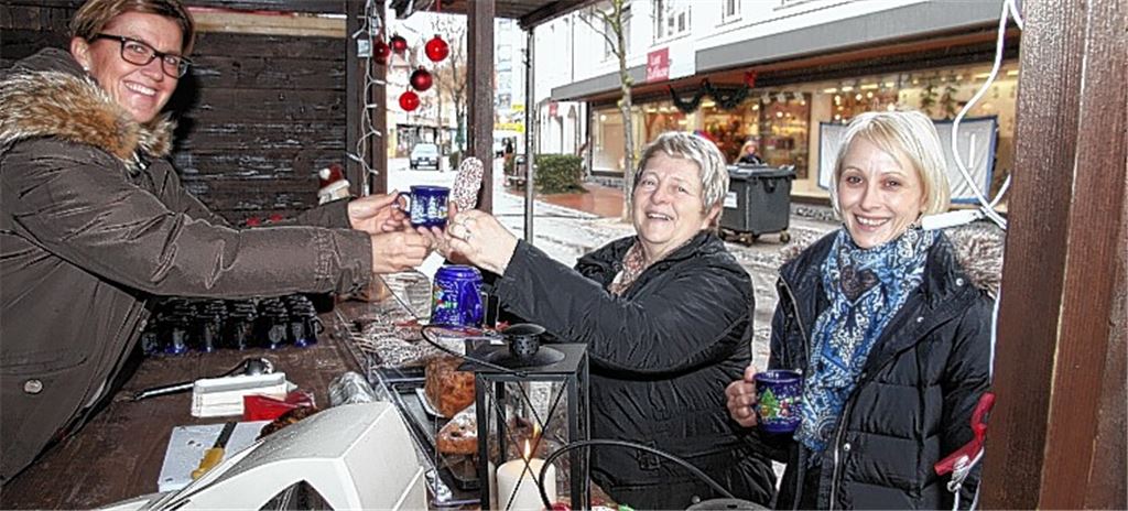 Am „Hüttle vor dem Café 19“ genießen Besucher Glühwein und Leckereien. 