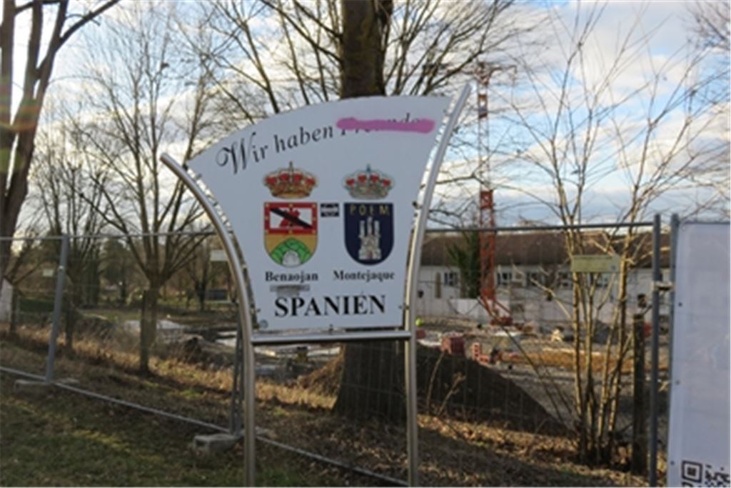 Am Knittlinger Ortseingang aus Richtung Freudenstein wird auf die Partnergemeinden in Spanien hingewiesen. Foto: Becker