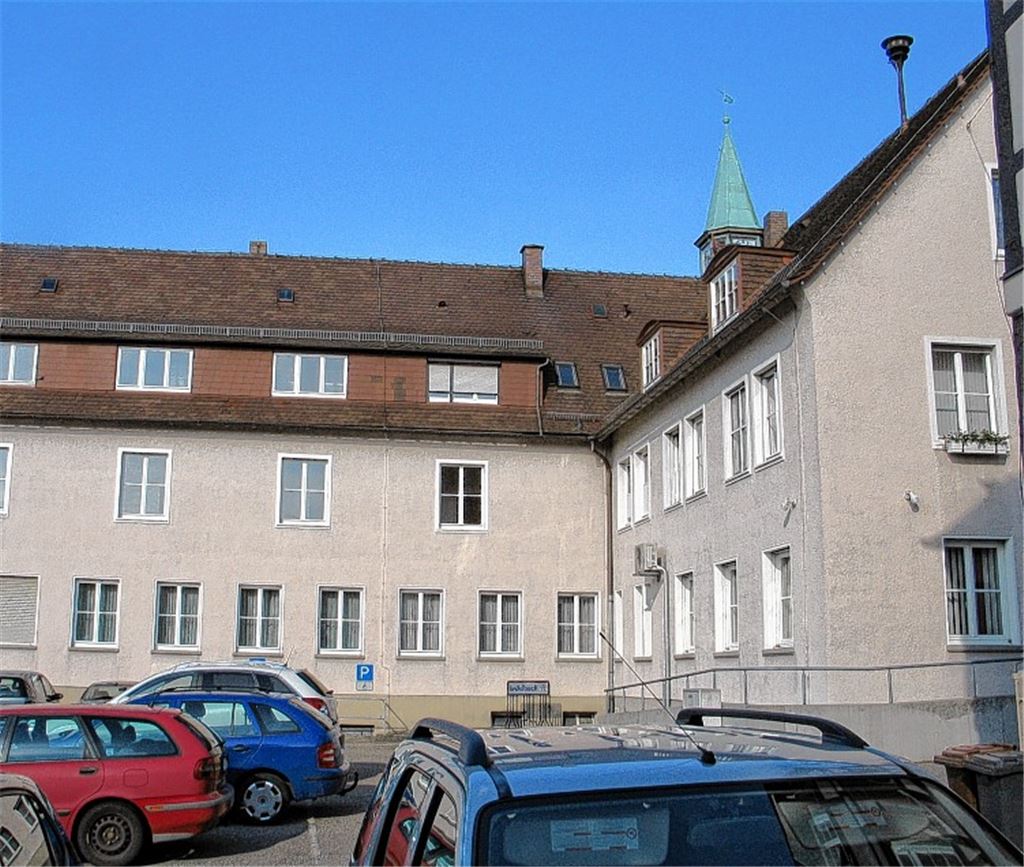 Am Knittlinger Rathaus entstehen bald weitere Parkplätze. Künftig müssen die Nutzer Gebühren bezahlen, deren Höhe freilich noch nicht feststeht.