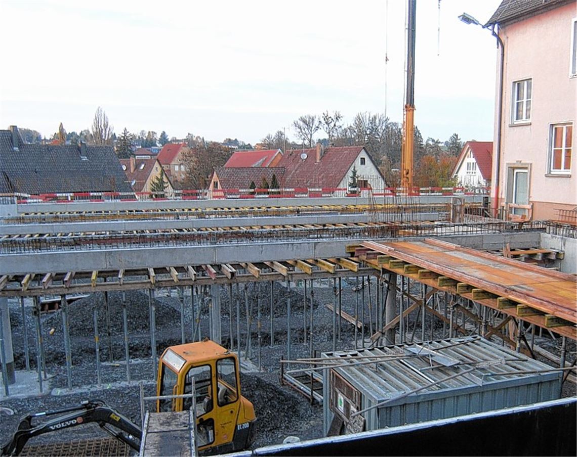 Am Knittlinger Rathaus ist schon zu erkennen, wie die künftige Tiefgarage aussehen wird. Über Details der Gestaltung wie die Pflasterbeläge hat der Technische Ausschuss vor Ort beraten.