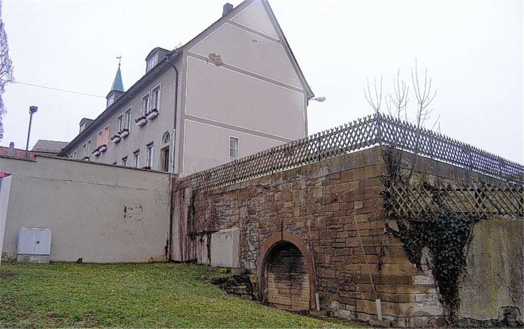 Am Knittlinger Rathaus sollen neue Parkplätze entstehen. Bei der Ausführung möchte die Ratsmehrheit Geld einsparen.